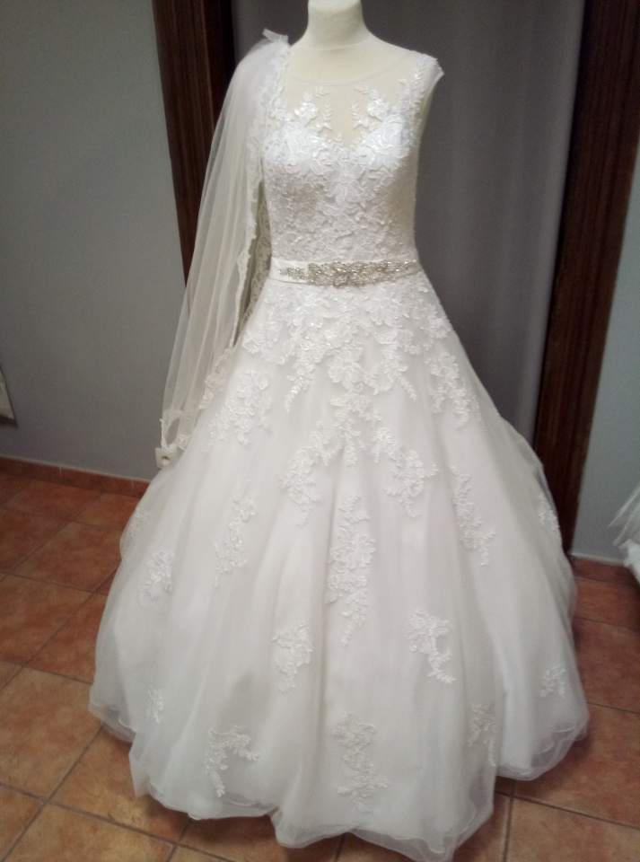 Suknia z welonem - 2000 zł