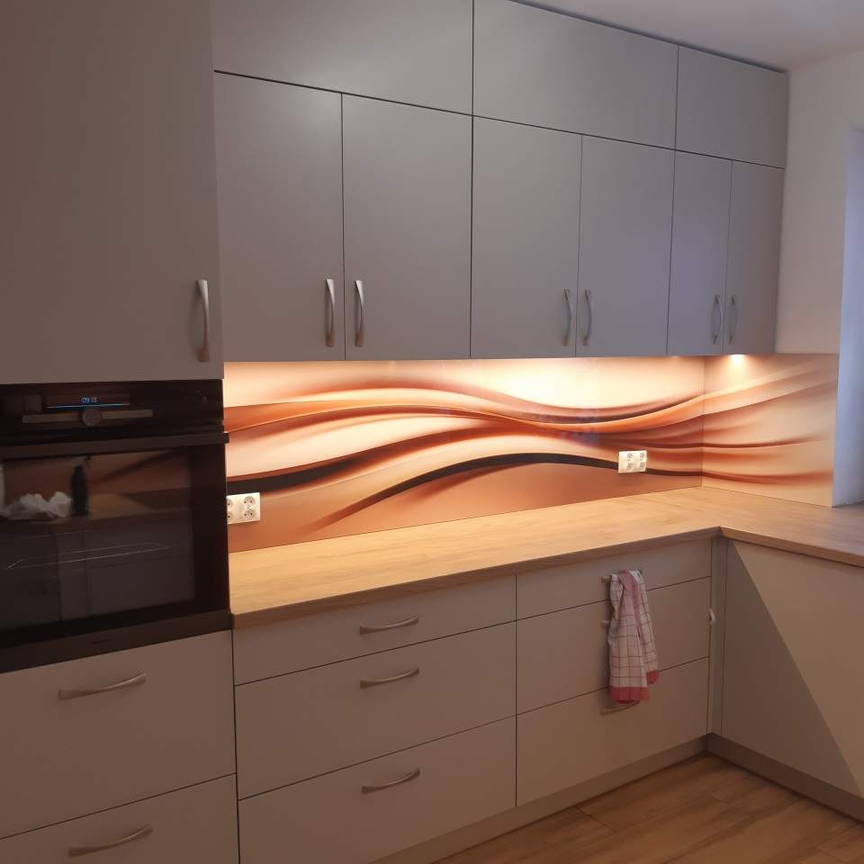 szkło między szafkami