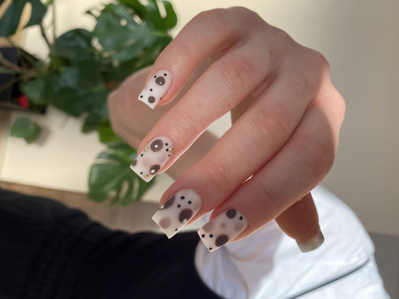 mleczne paznokcie ze zdobieniem