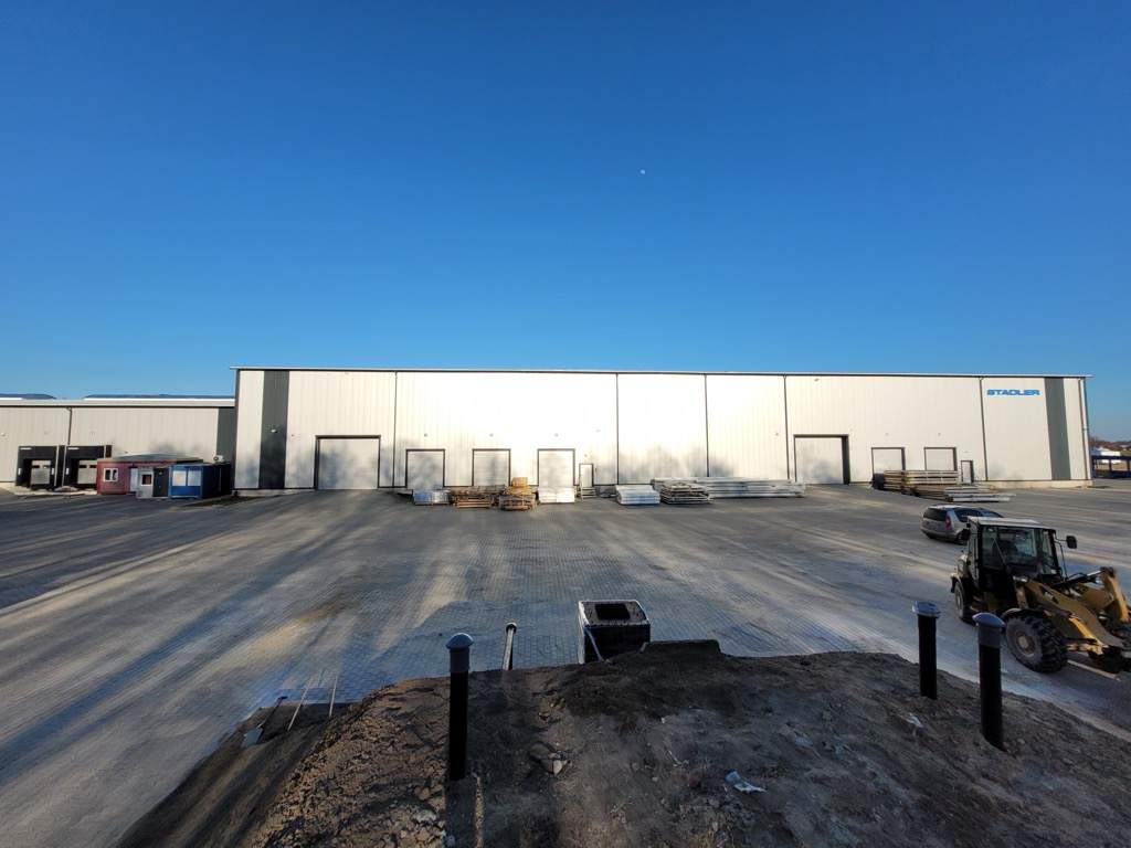 układanie kostki na placu