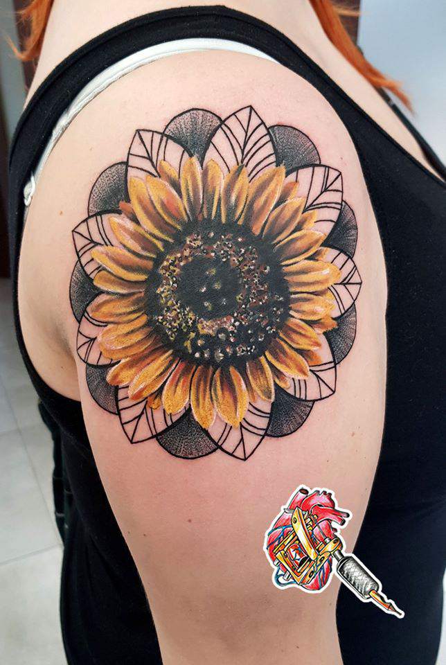 tatuaż motyw kwiatowy