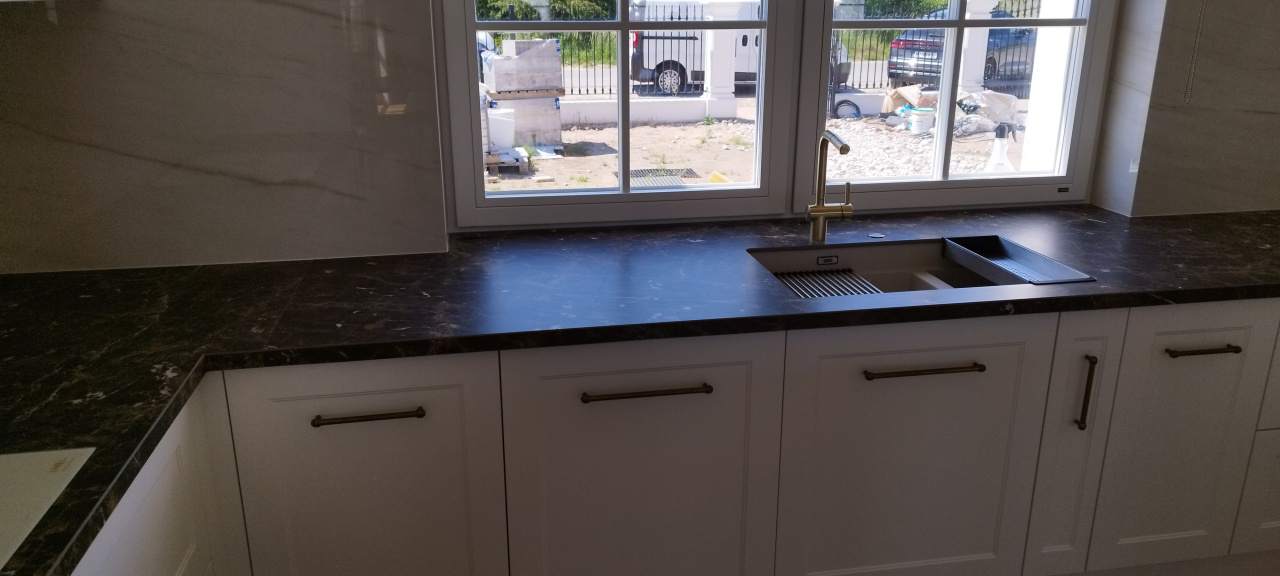 blaty kuchenne kamienne, schody kamienne, blaty łazienkowe kamienne, usługi kamieniarskie