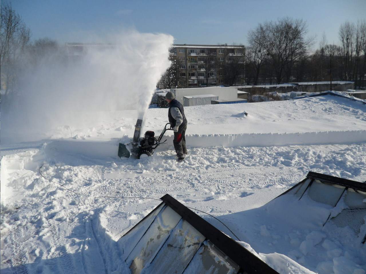odśnieżanie dachu