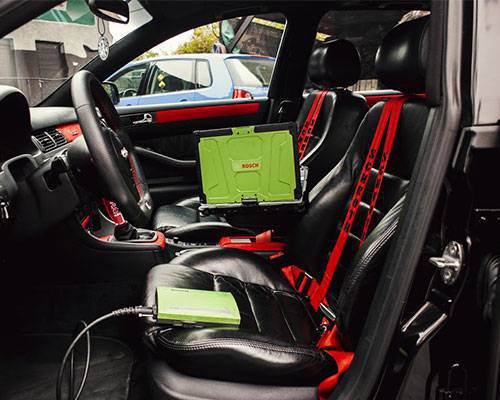 przegląd samochodu osobowego przy użyciu komputerowej stacji diagnostycznej