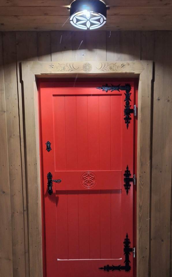 drzwi czerwone