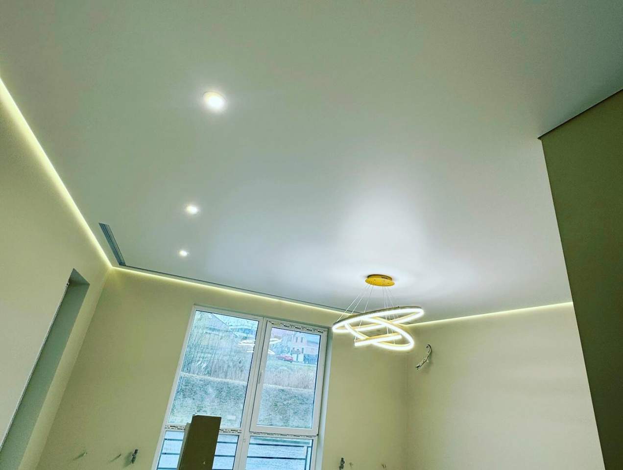 montaż sufitu napinanego cena