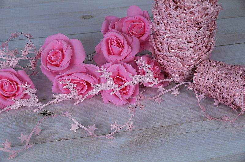 Aplikacje w taśmie z delikatnej połyskującj różowej tkaniny