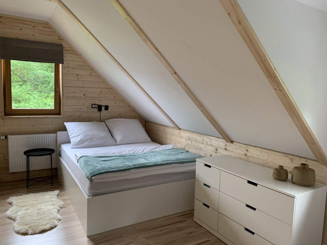 pokój z łóżkiem małżeńskim