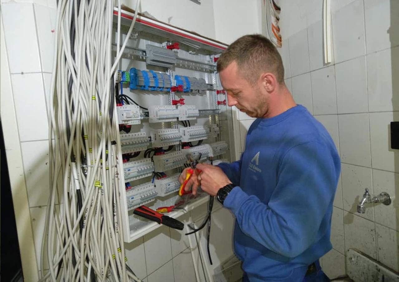 zakładanie instalacji elektrycznych