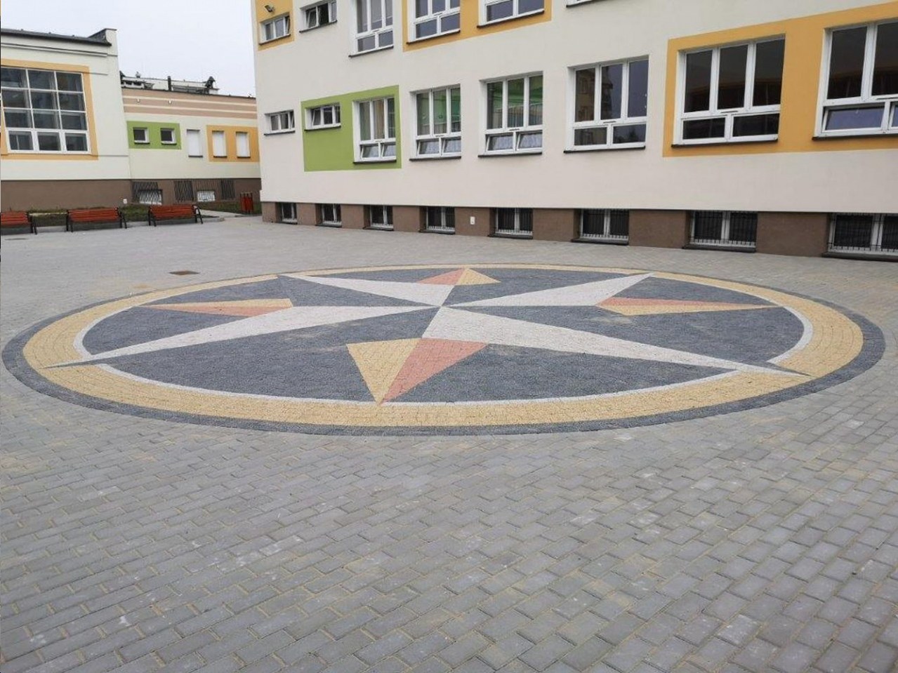 certyfikowany plac zabaw, wyposażenie placów zabaw, urządzenia edukacyjne na plac zabaw