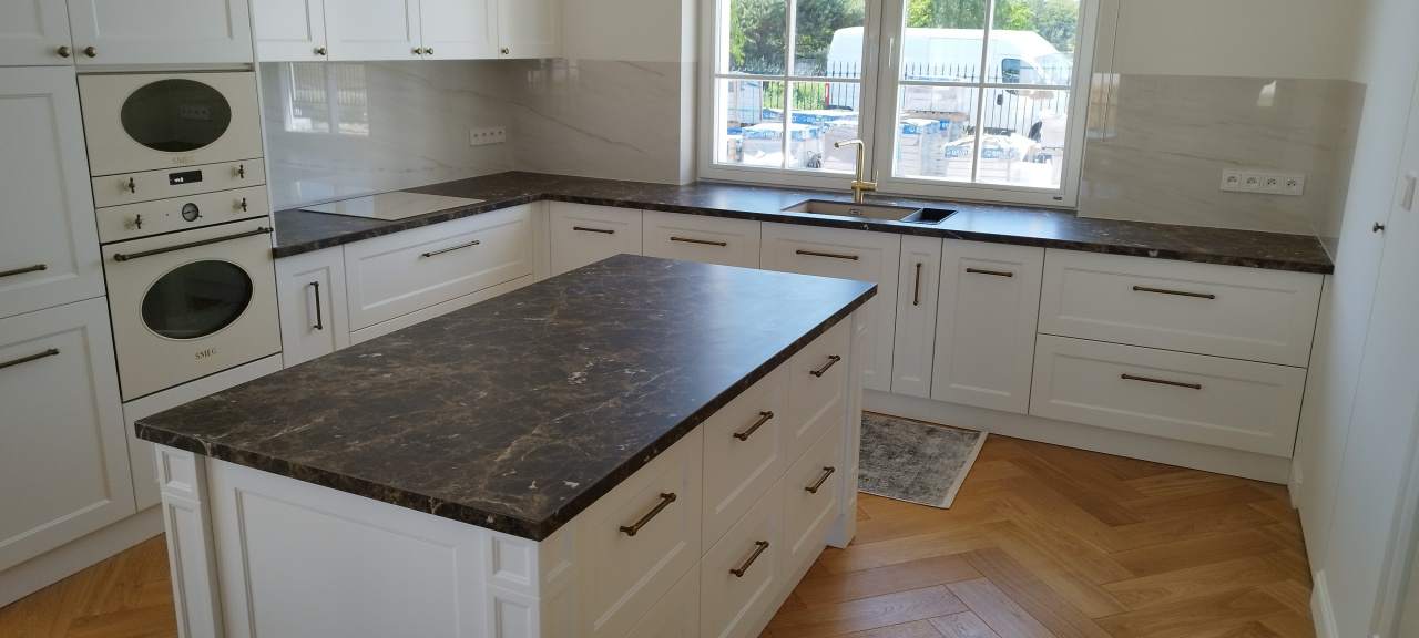 blaty kuchenne kamienne, schody kamienne, blaty łazienkowe kamienne, usługi kamieniarskie