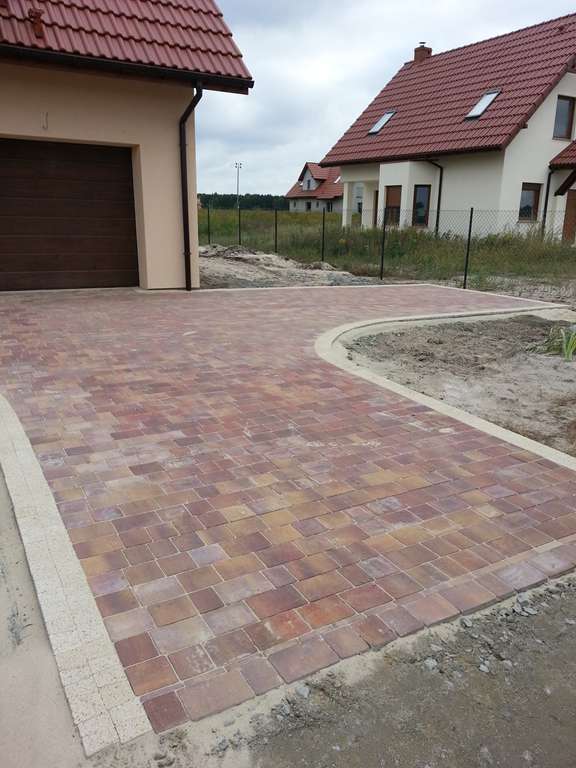układanie kostki do drogi dojazdowej