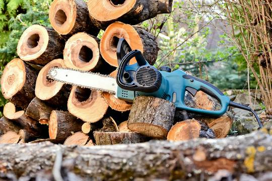 cięcie drewna opałowego