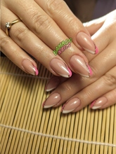 manicure ze zdobieniami
