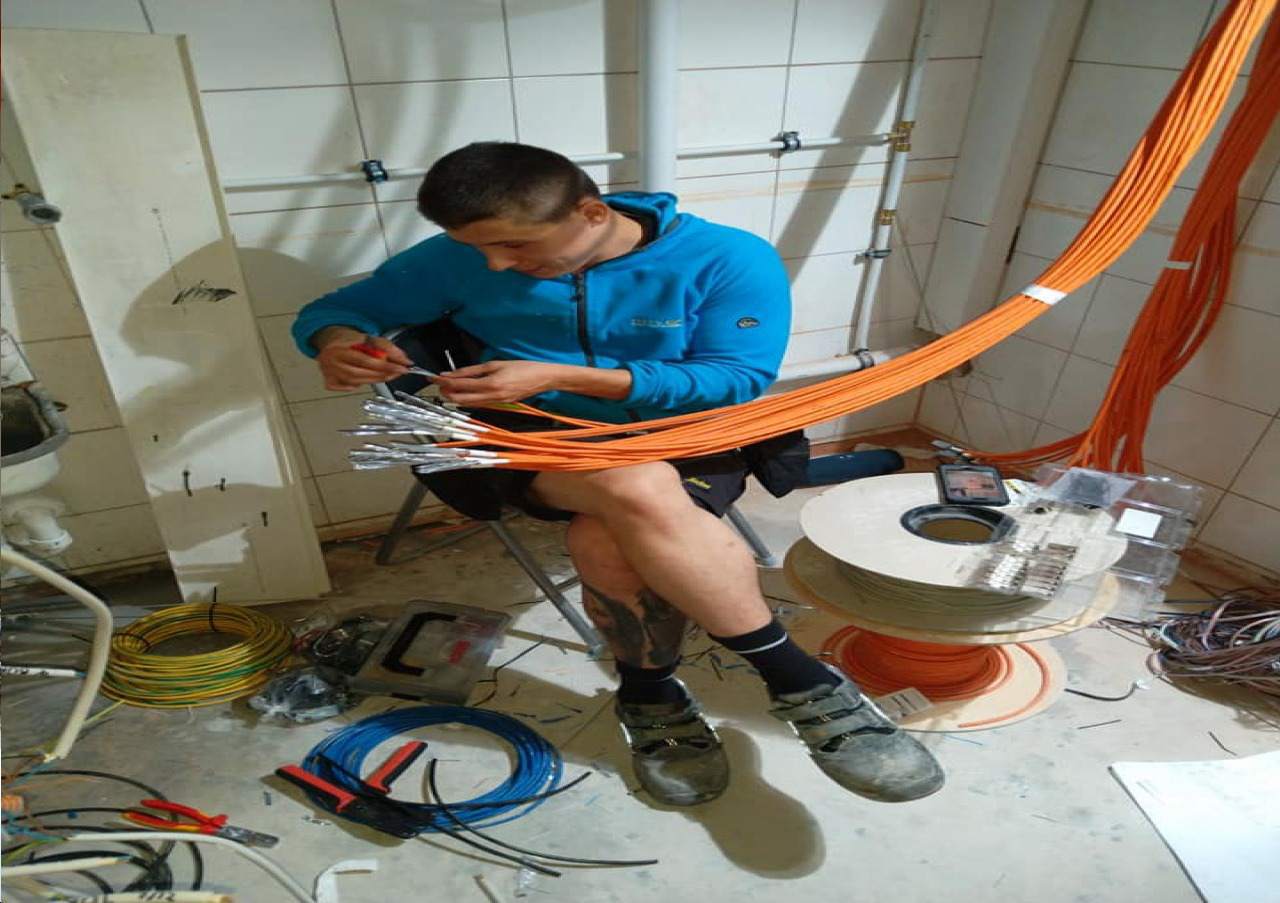 naprawa instalacji elektrycznych