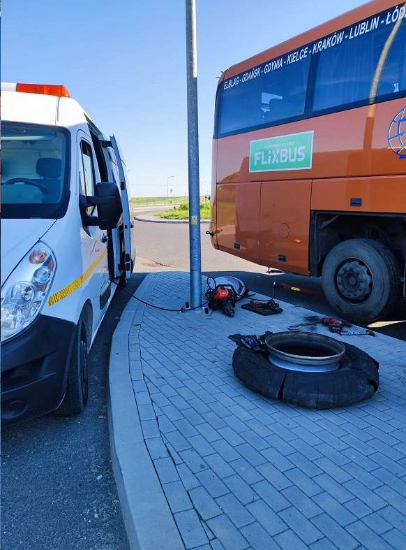 naprawa auta na drodze