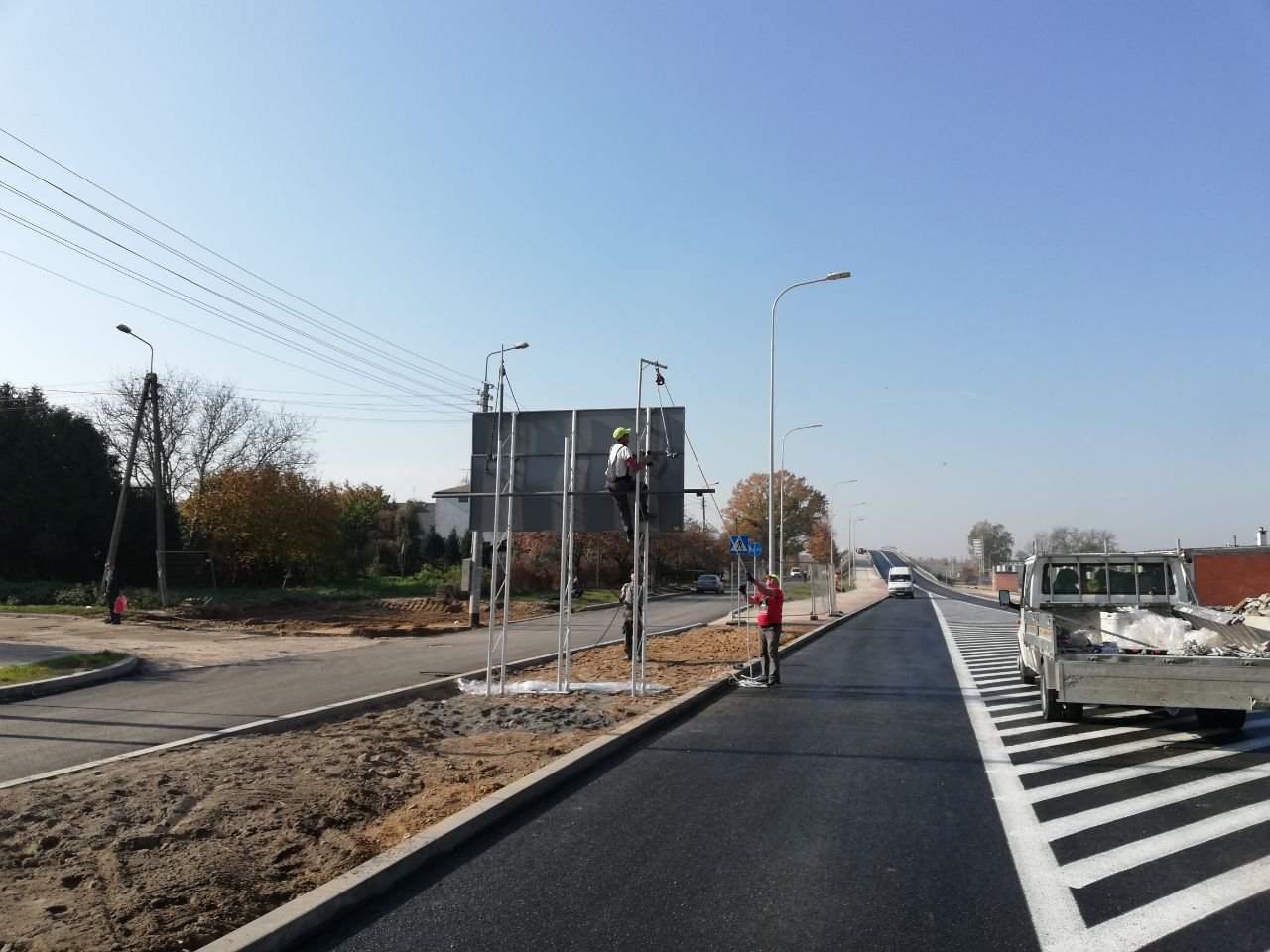 Montaż tablicy drogowskazowej E1