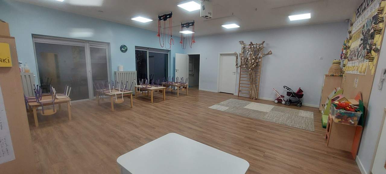 sprzątanie powierzchni biurowych