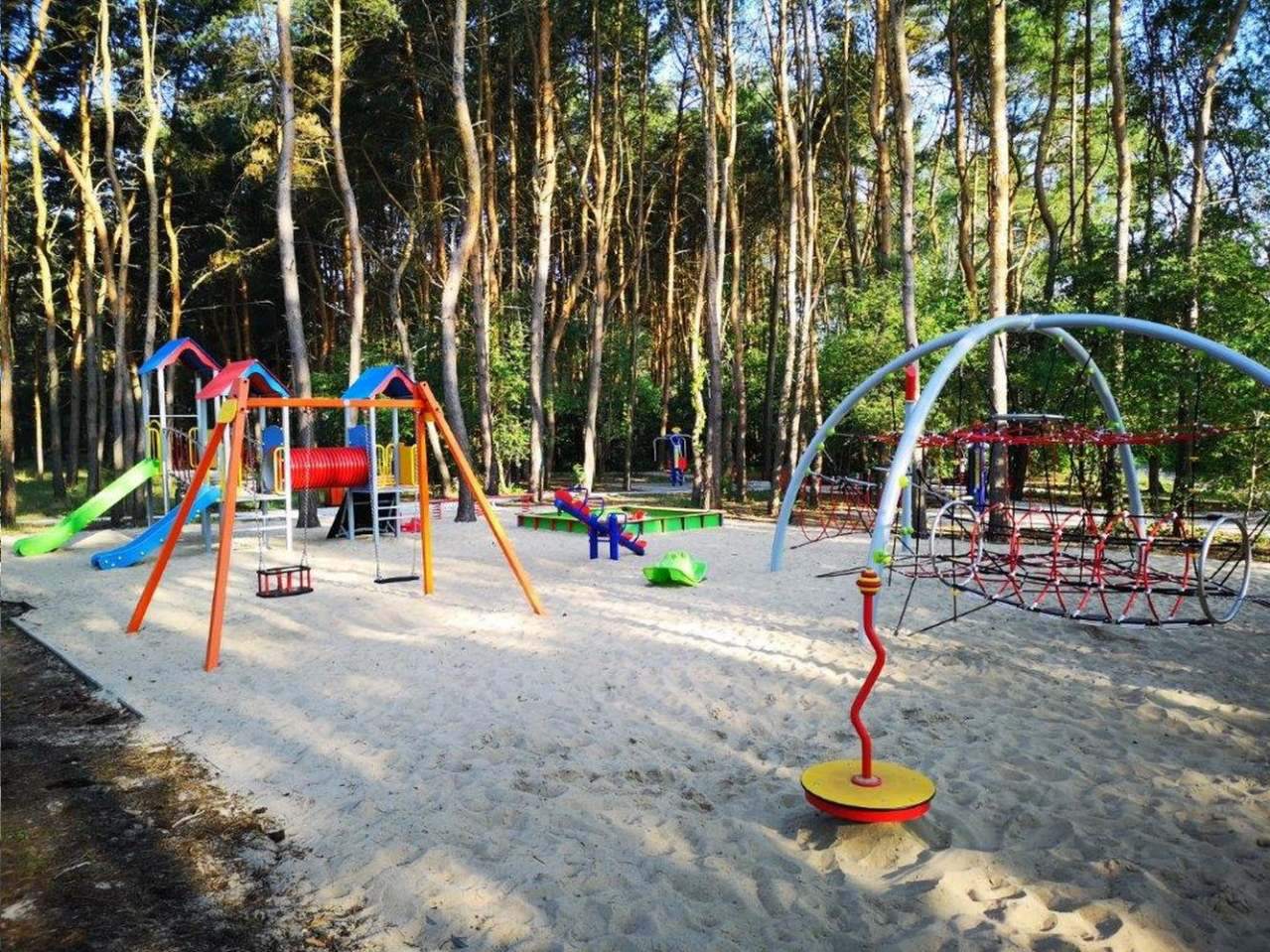 certyfikowany plac zabaw, wyposażenie placów zabaw, urządzenia edukacyjne na plac zabaw