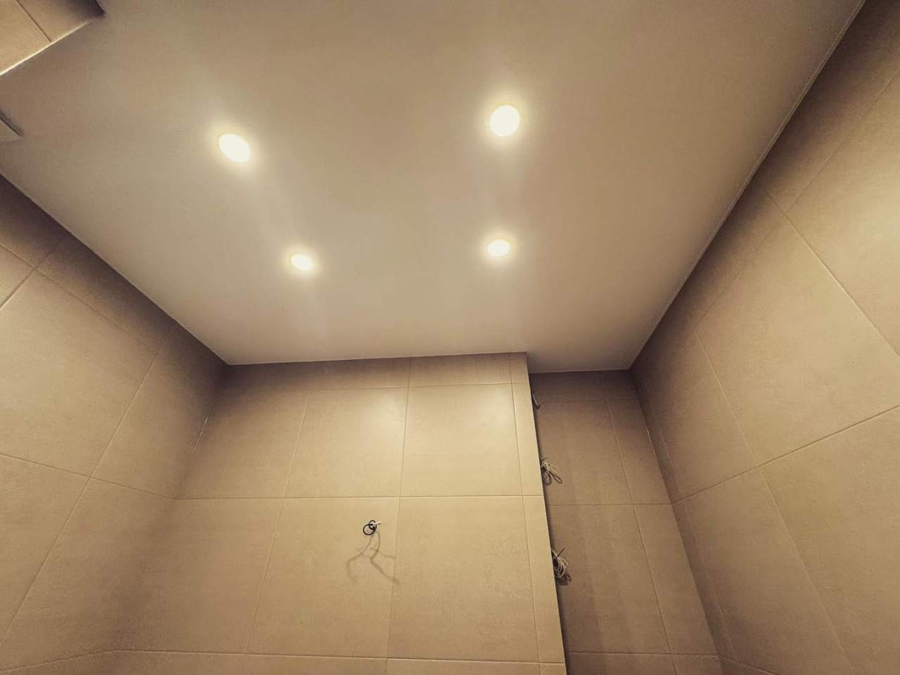 sufit napinany z oświetleniem LED cena