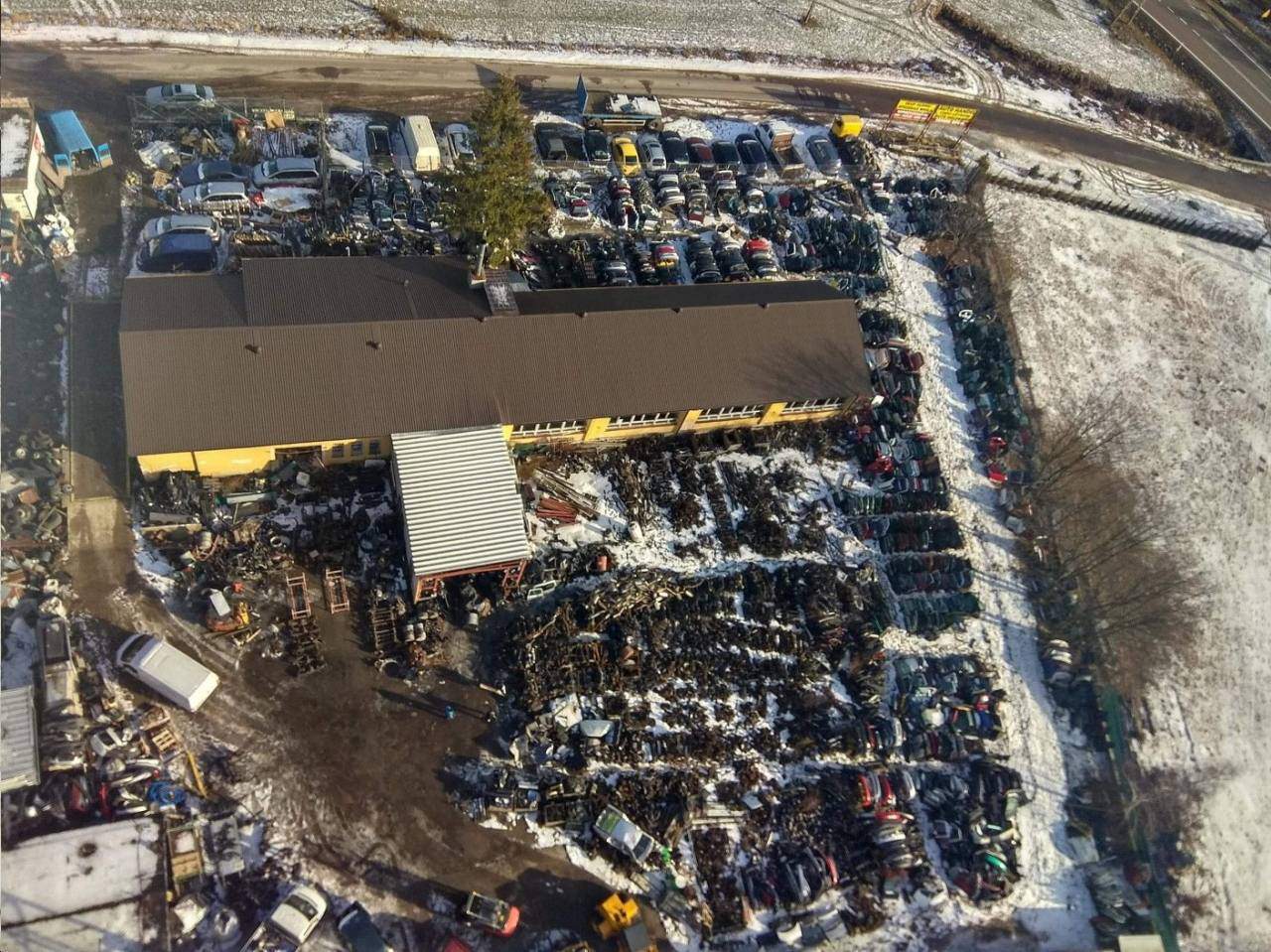 skład części samochodowych z lotu ptaka