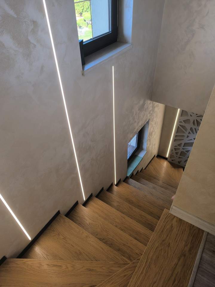 oświetlenie obok schodów