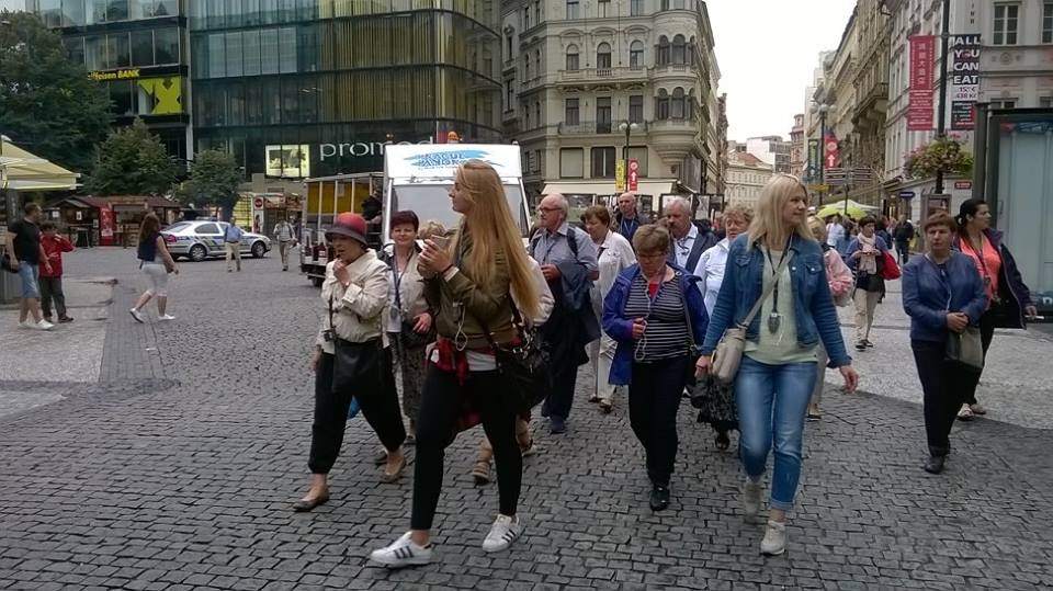 turyści w Pradze z zestawem GT