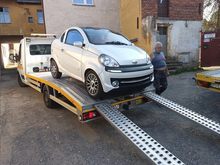 samochód na lawecie