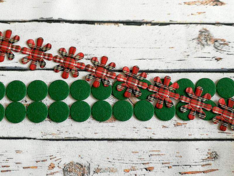 Aplikacje kółka z zielonego filcu i kwiatki w szkocką kratkę