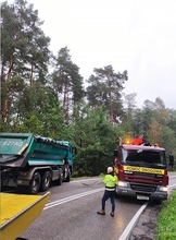 wyciąganie samochodu z rowu