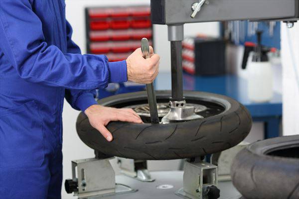 wymiana opon w motocyklach