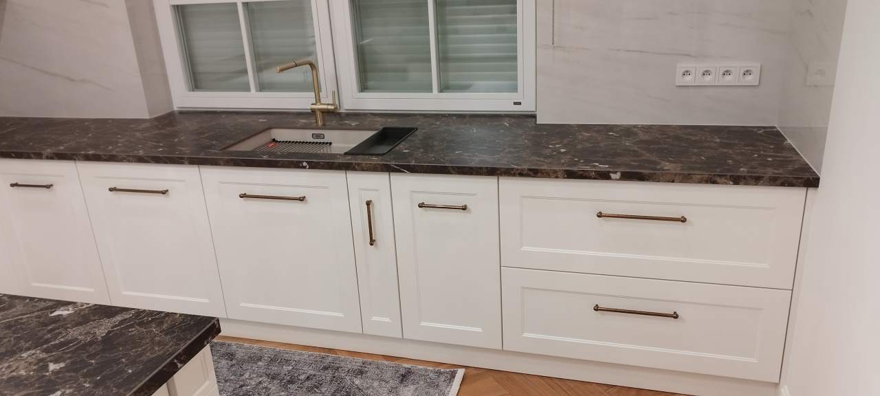 blaty kuchenne kamienne, schody kamienne, blaty łazienkowe kamienne, usługi kamieniarskie