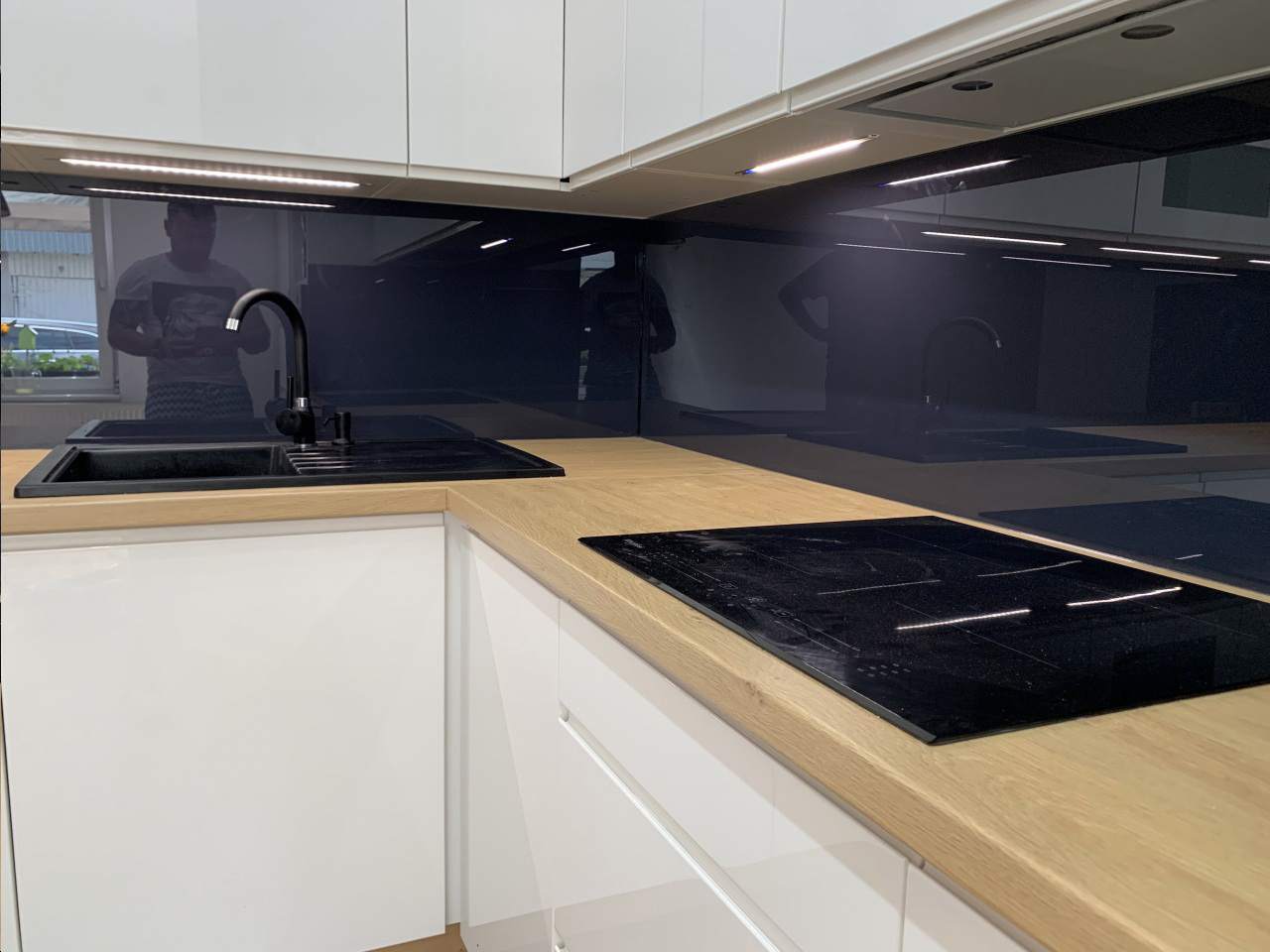 montaż paneli szklanych w kuchni