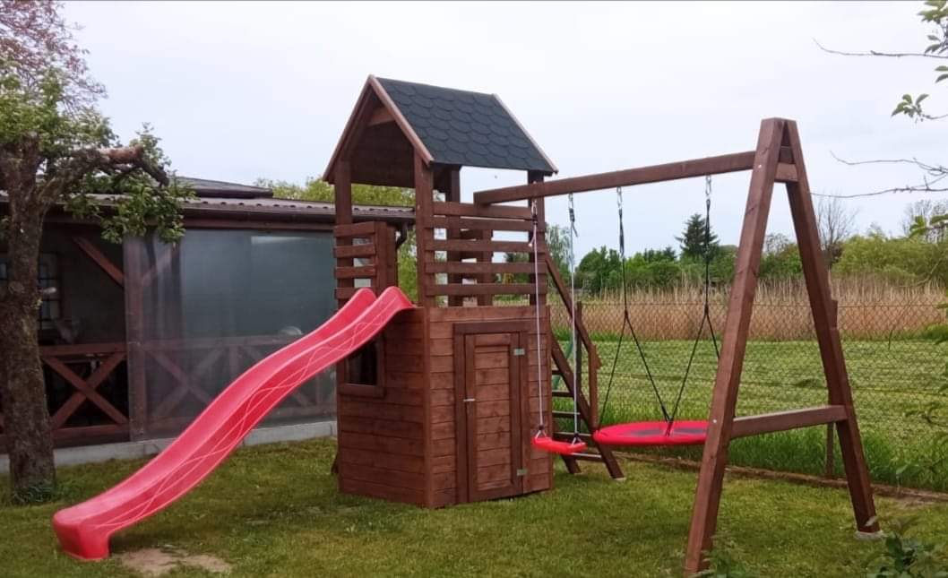 plac zabaw ze zdjeżdżalnią