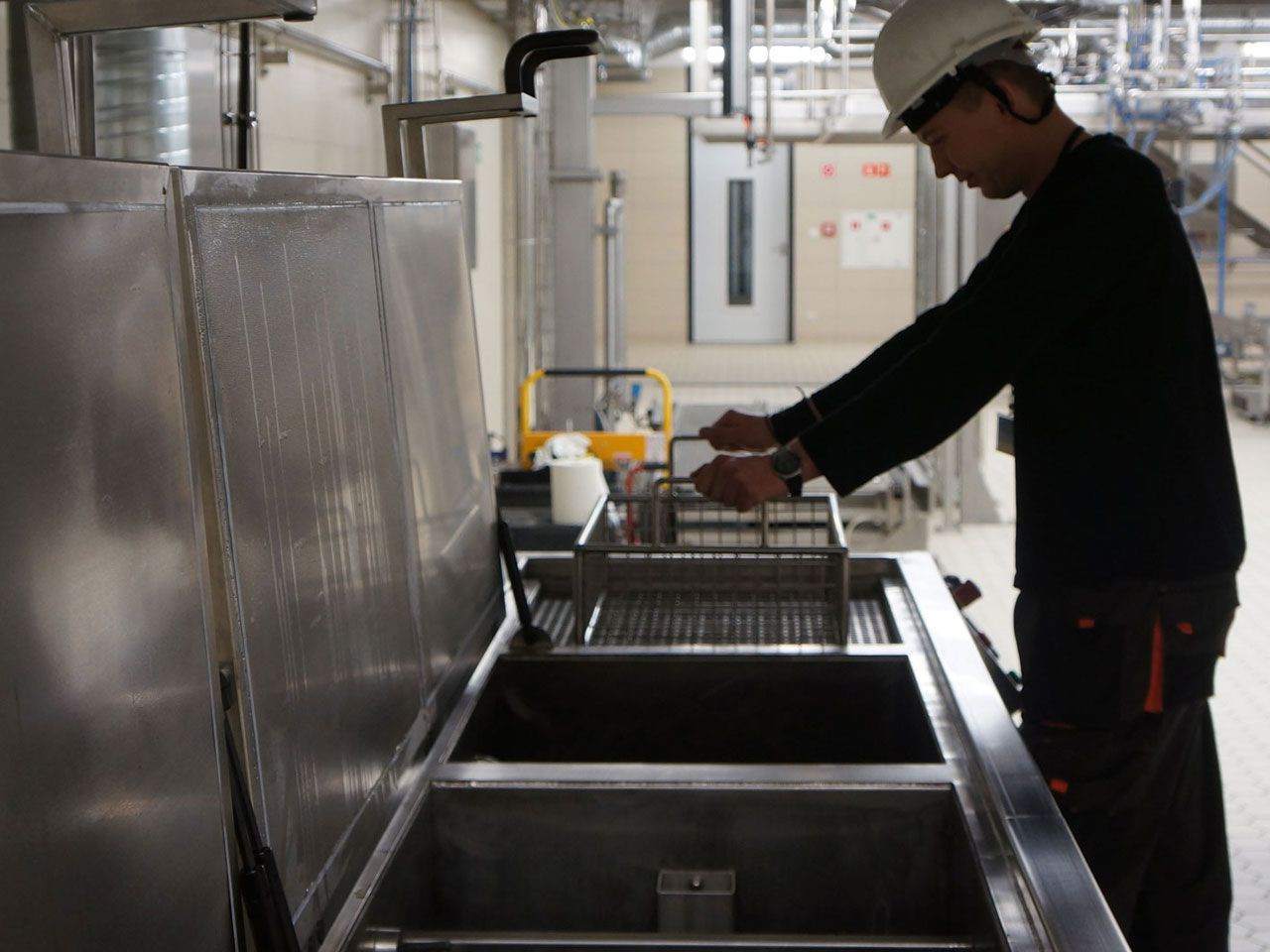 myjnia ultradźwiękowa - załadunek ręczny