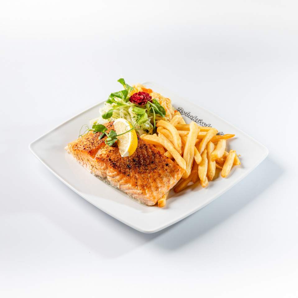 łosoś z frytkami