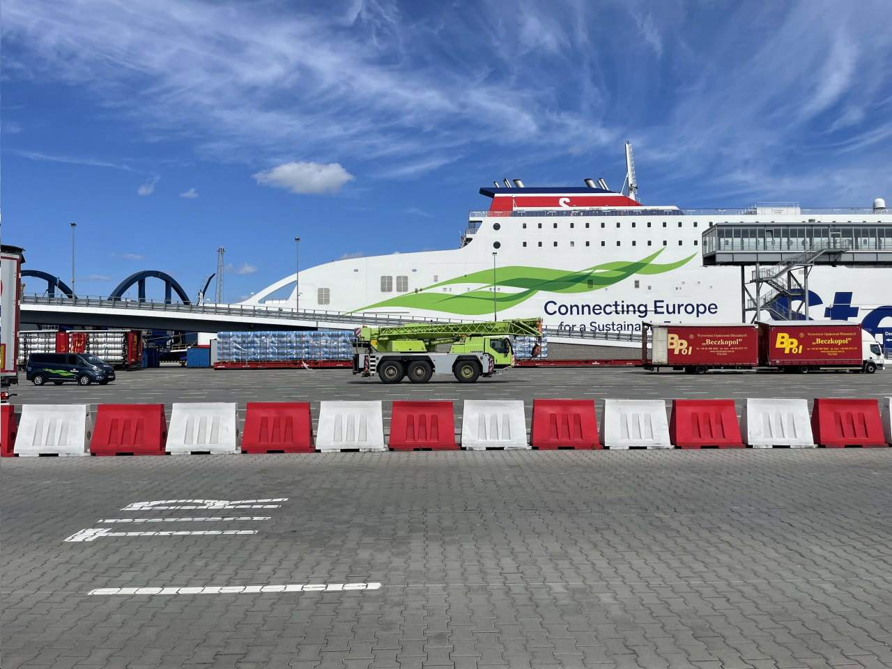 wynajem dźwigów, dźwigi samochodowe