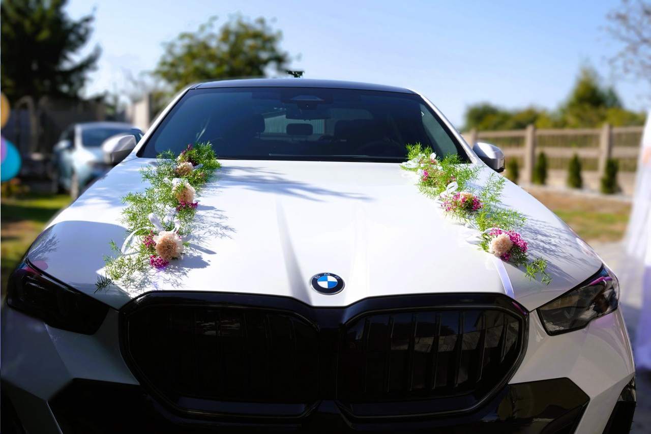 dekoracje kwiatowe samochodów