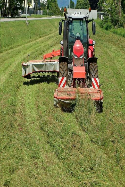 koszenie trawy kosiarką rolniczą