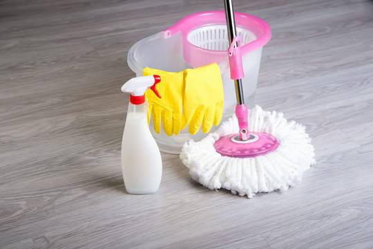 sprzątanie powierzchni biurowych