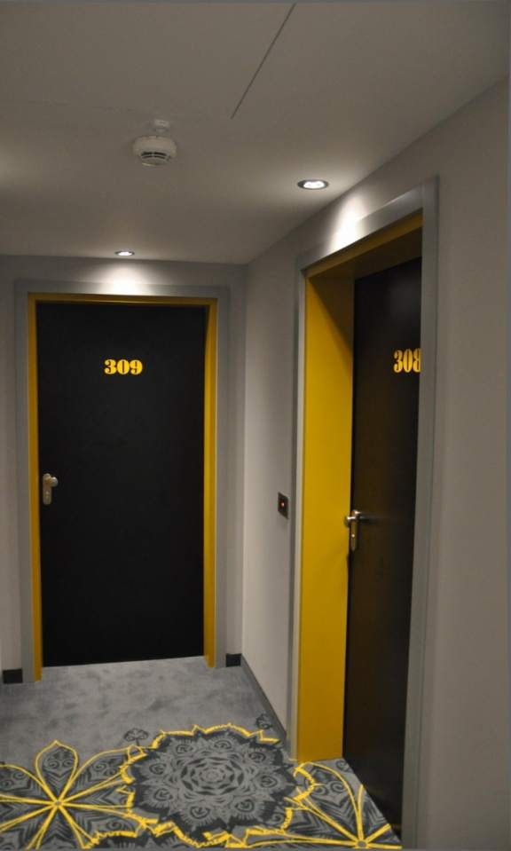 drzwi do hotelu