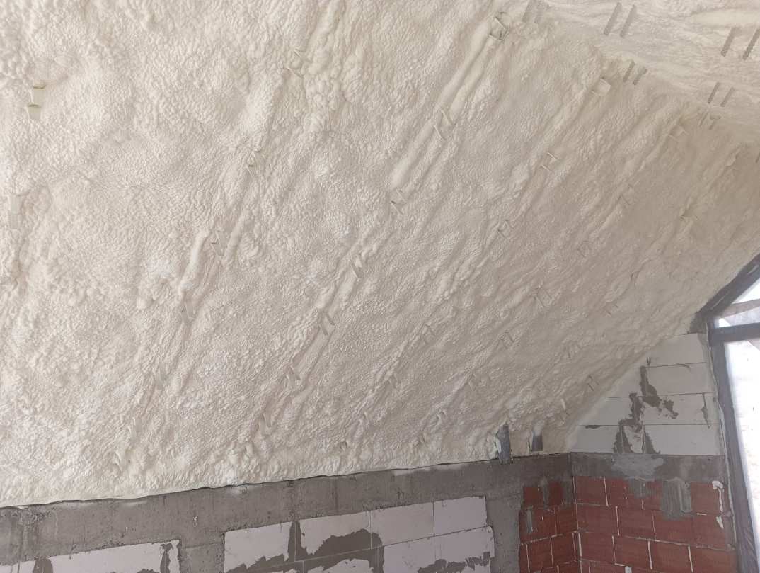 izolacja dachu pianą PUR