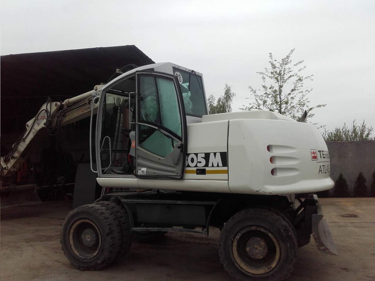 Transport ciężarowy krajowy i międzynarodowy, usługi z zakresu robót ziemnych.