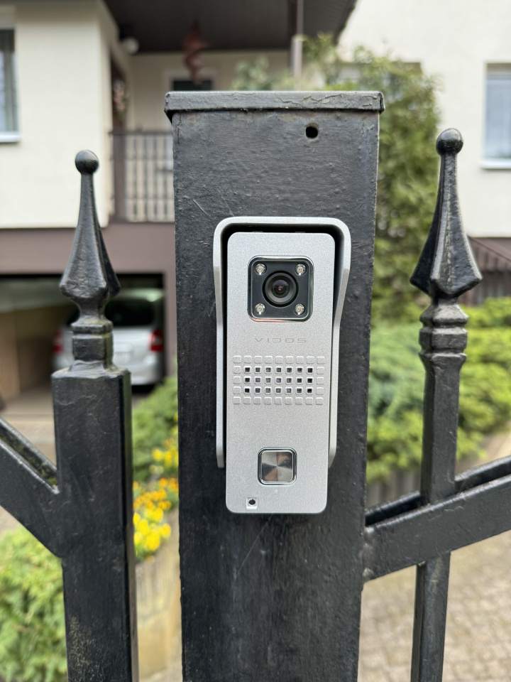 montaż wideodomofonu