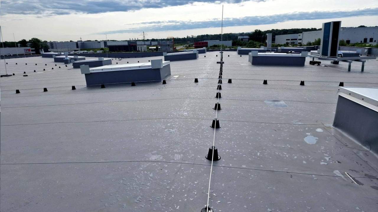 montaż membran dachowych