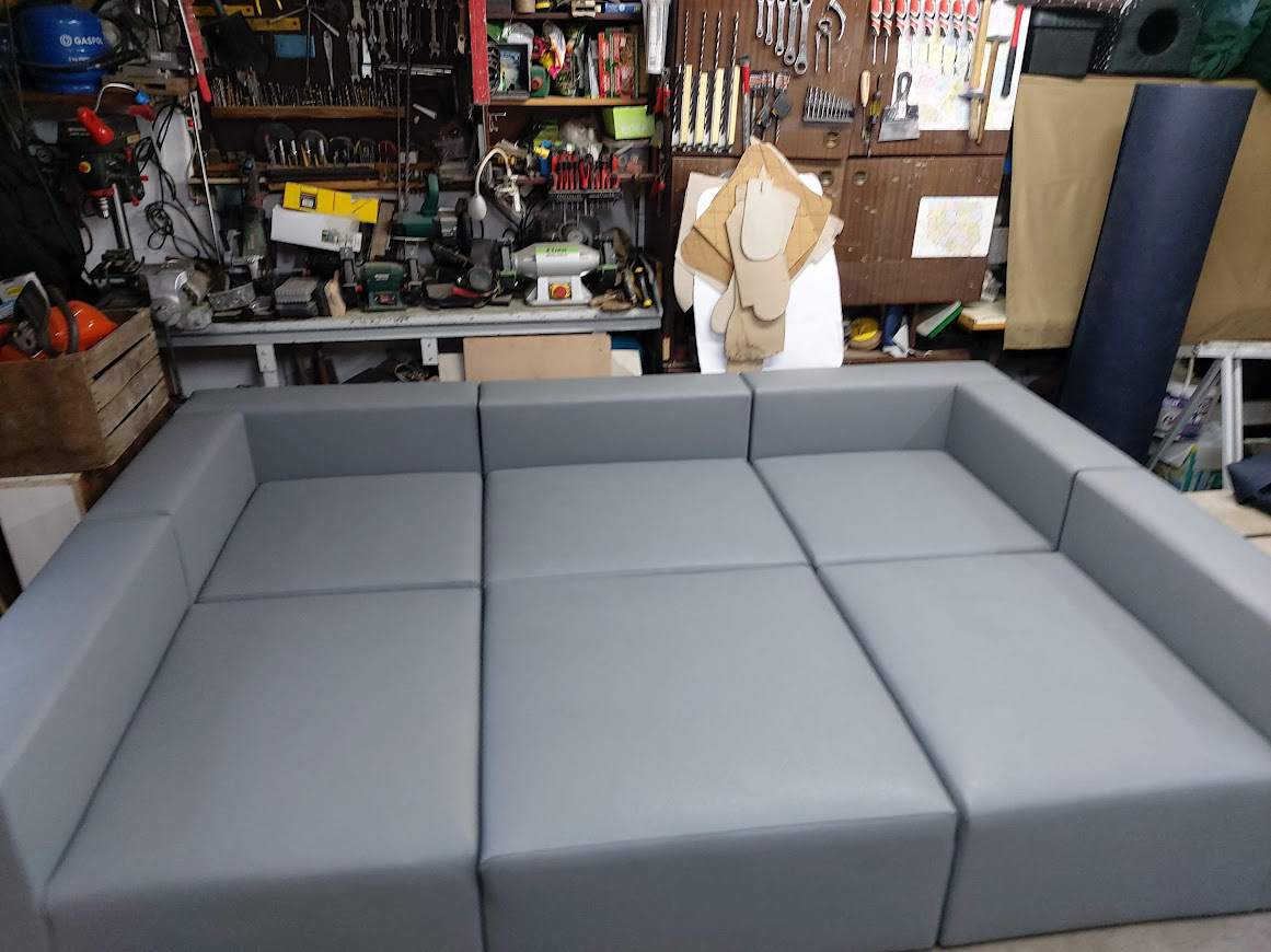 tapicerowana rozkładana sofa