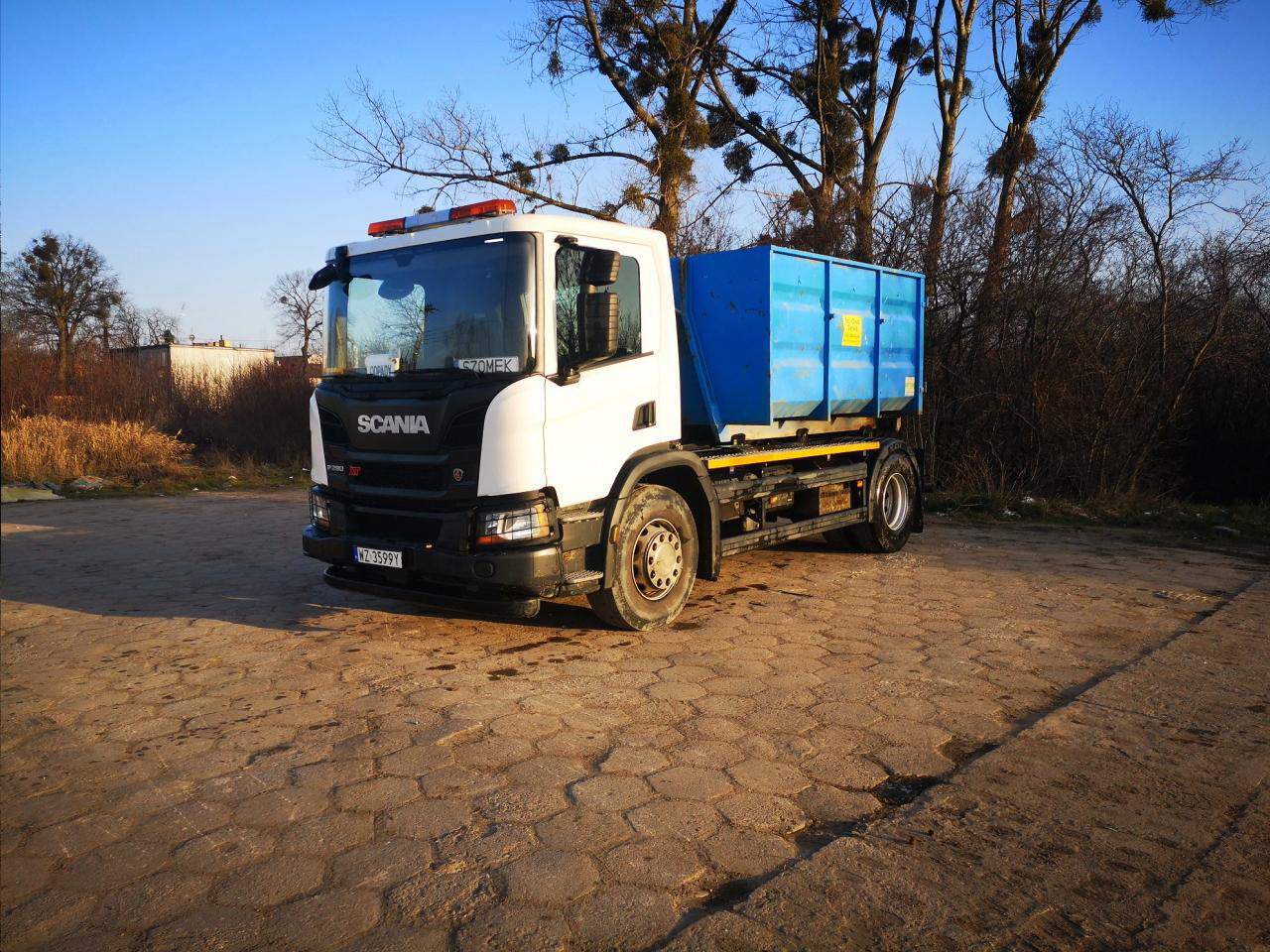 ciężarówka z załadowanym kontenerem