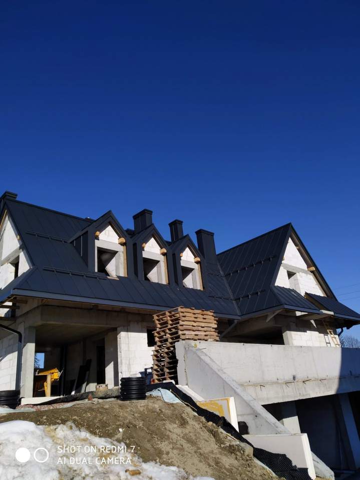 montaż blach trapezowych na dachach jednospadowych