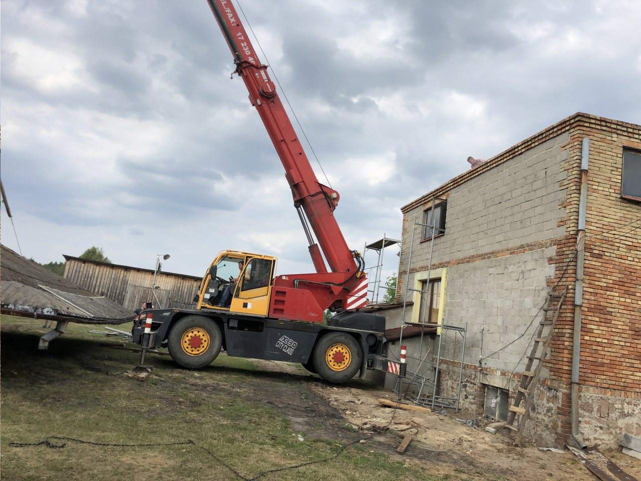 wynajem dźwigów, dźwigi samochodowe