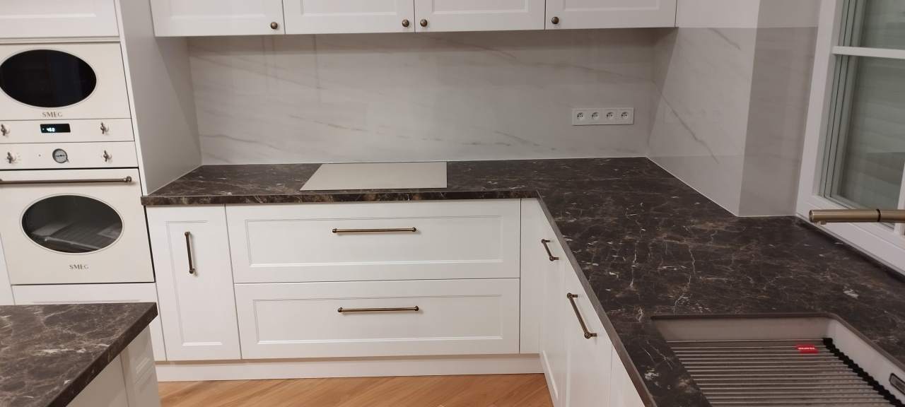 blaty kuchenne kamienne, schody kamienne, blaty łazienkowe kamienne, usługi kamieniarskie